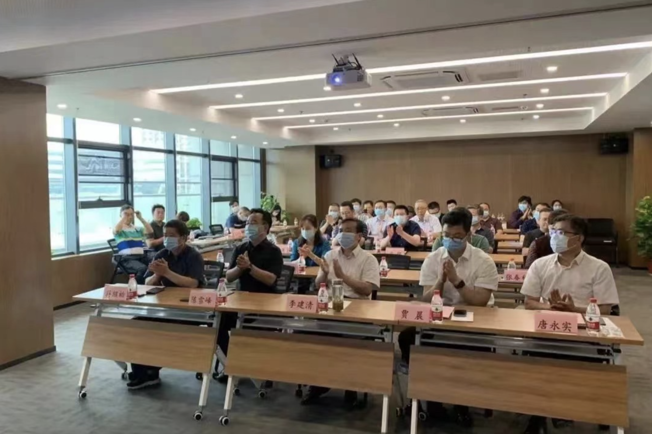 “从中国制造走向中国创造”新隆牌除气溶胶洁牙机发布暨战略合作签约仪式在医工交叉所举行 