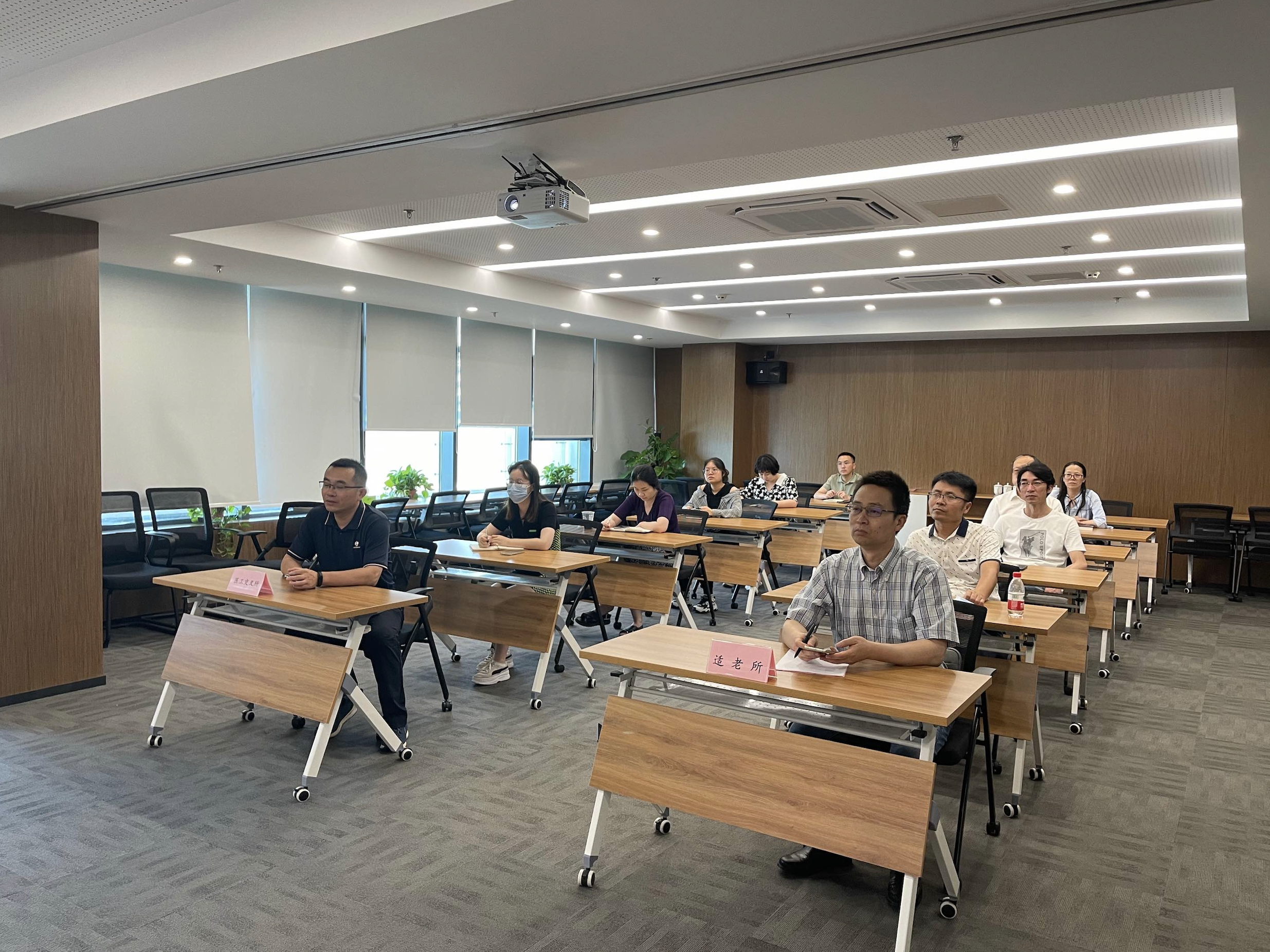 江苏产研院召开“七一”表彰大会，适老所和医工交叉所线上参会 